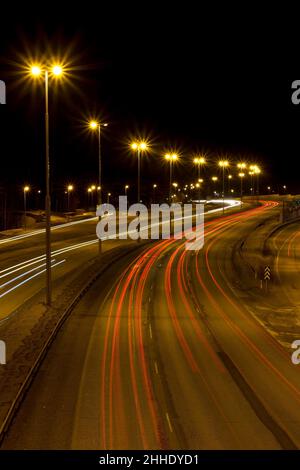 Kopf- und Rücklichter auf der Autobahn. Stockfoto