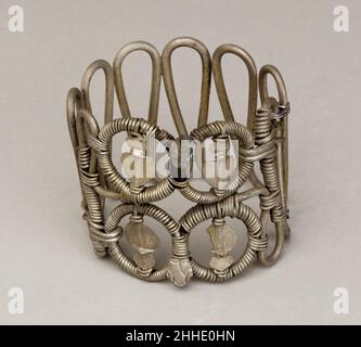 Armband oder Armreif mit Uraei 304 v. Chr.–n. Chr. 364 ptolemäische oder römische Periode. Armband oder Armreif mit Uraei. 304 V. CHR.–N. CHR. 364. Silber. Ptolemäische oder römische Periode. Aus Ägypten, Zentraldelta, Tell el-Balamun (Diospolis inferior), Carnarvon/Carter Excavations, 1913 Stockfoto