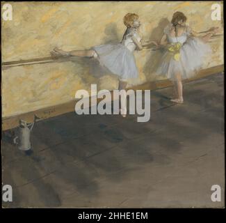 Tänzer üben in der Barre 1877 Edgar Degas Französisch die links sichtbare Gießkanne war eine Standardausstattung in den Ballettproberäumen; Wasser wurde auf den Boden gespritzt, um zu verhindern, dass Staub aufsteigt, wenn Ballerinas tanzten. Degas verwendete die Gießkannen auch als visuelles Wortspiel: Ihre Form wird von der des Tänzers rechts nachempfunden. Das Gemälde, das 1877 in der Impressionismus-Ausstellung gezeigt wurde, wurde von Degas an den Sammler Henri Rouart als Ersatz für ein früheres Werk (jetzt verloren) übergeben, das der Künstler verändert und versehentlich zerstört hat. Louisine Havemeyer kaufte es 1912 aus dem Verkauf von Rouart's Anwesen Stockfoto