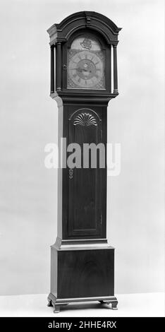 Tall Clock 1750–60 Gawen Brown das Zifferblatt auf dieser Uhr könnte Gawen Browns frühestes Werk darstellen, da die Spandrels Urnen- und Adlervögel, die auf englischen Zifferblättern des frühen 18. Jahrhunderts üblich sind, zeigen. Dieses Zifferblatt war ursprünglich quadratisch; der obere Bogen wurde hinzugefügt, wahrscheinlich von Brown selbst. Browns Werke sind in der Regel in Boston Fällen gefunden, aber dieses ist aus Newport, Rhode Island. Es handelt sich um eine einfachere Version einer anderen Newport-Hochuhr aus der Sammlung des Museums (27.57.2) mit einem Gehäuse von John Townsend. Hohe Uhr 8147 Stockfoto