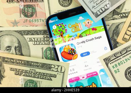 Charkow, Ukraine - 19. Januar 2022: Candy Crush Saga Handy-Spiel-App und Geld-Hintergrundfoto Stockfoto