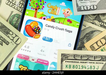 Charkow, Ukraine - 19. Januar 2022: Candy Crush Saga Handy-Spiel-App und Geld-Hintergrundfoto Stockfoto