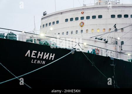 Im Winter mit Kernenergie betriebener Eisbrecher im Seehafen. Murmansk, Russland. Die Inschrift auf dem Schiff LENIN Stockfoto