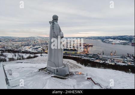 Sehenswürdigkeiten der Stadt. Blick auf das Denkmal der Verteidiger der Arktis, das wichtigste Symbol der Stadt an einem kurzen Wintertag. Stockfoto