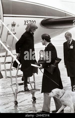 Prinzessin Diana, Prinz Charles und die königliche Familie kommen am 1981. Dezember aus Aberdeen am Flughafen Heathrow an Stockfoto