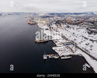 Blick aus der Höhe auf den Hafen von Murmansk in den Morgen Luftaufnahmen . Murmansk Region, Russland. nordseestraße Stockfoto