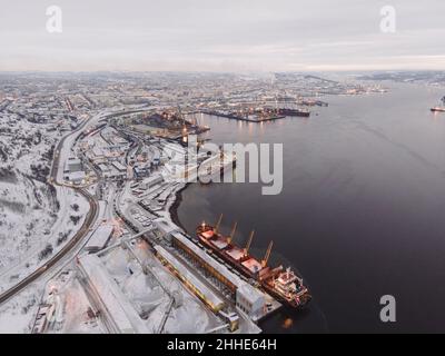 Schöne Luft Winter lebendige Ansicht von Murmansk, Russland, eine Hafenstadt und das Verwaltungszentrum der Region Murmansk, Kola Halbinsel, Kola Bay. Stockfoto