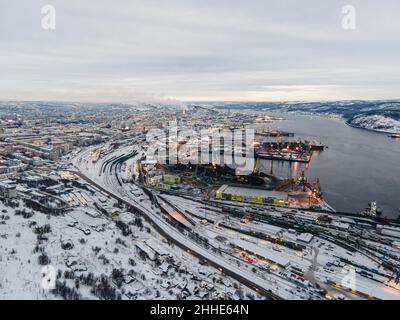 Schöne Luft Winter lebendige Ansicht von Murmansk, Russland, eine Hafenstadt und das Verwaltungszentrum der Region Murmansk, Kola Halbinsel, Kola Bay. Stockfoto