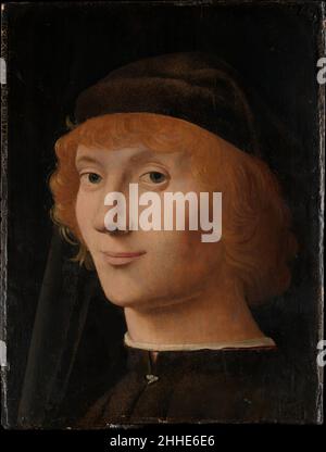 Porträt eines jungen Mannes ca. 1470 Antonello da Messina (Antonello di Giovanni d'Antonio) Italienisch in Neapel in der niederländischen Ölmalerei ausgebildet, setzte Antonello 1475 den Standard für die Porträtmalerei, als er von Sizilien nach Venedig kam. Lange vor Leonardo da Vinci führte er das beginnende Lächeln als Hinweis auf das innere Leben des Sitters ein, umhüllte seine Züge in ein weiches Licht und fesselte den Betrachter mit seinem direkten Blick. Auf diese Weise reagiert das Bild auf die oft geäußerte negative Ansicht, dass Malerei eine bloße Darstellung der äußeren Erscheinung eines Menschen sei – nicht seine Stockfoto