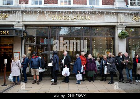 Vor dem Bettys Cafe und den Tea Rooms in der Stadt York in North Yorkshire bilden sich Warteschlangen, da die Gaststätten im gesamten Vereinigten Königreich auf der lea immer geschäftiger werden Stockfoto