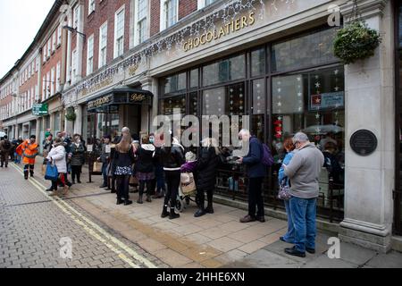 Vor dem Bettys Cafe und den Tea Rooms in der Stadt York in North Yorkshire bilden sich Warteschlangen, da die Gaststätten im gesamten Vereinigten Königreich auf der lea immer geschäftiger werden Stockfoto