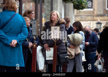 Vor dem Bettys Cafe und den Tea Rooms in der Stadt York in North Yorkshire bilden sich Warteschlangen, da die Gaststätten im gesamten Vereinigten Königreich auf der lea immer geschäftiger werden Stockfoto