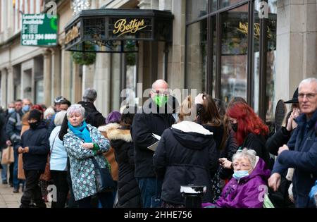 Vor dem Bettys Cafe und den Tea Rooms in der Stadt York in North Yorkshire bilden sich Warteschlangen, da die Gaststätten im gesamten Vereinigten Königreich auf der lea immer geschäftiger werden Stockfoto