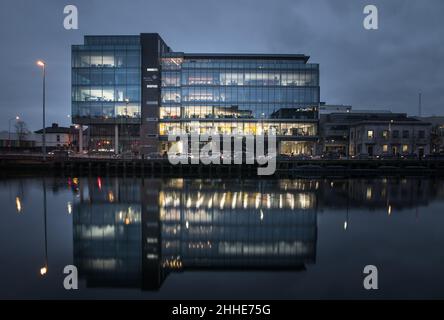 Cork City, Cork, Irland. 24th. Januar 2022. Am ersten Tag nach der Rückkehr zum Arbeitsplatz, nachdem die meisten Covid-Beschränkungen aufgehoben wurden, werden die Lichter in den Büros von One Albert Quay beleuchtet, während die Arbeiter beginnen, in Cork City, Cork, Irland, zur Arbeit zurückzukehren. - Credit; David Creedon / Alamy Live News Stockfoto