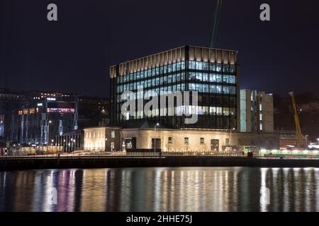 Cork City, Cork, Irland. 24th. Januar 2022. Am ersten Tag nach der Rückkehr zum Arbeitsplatz, nachdem die meisten Covid-Beschränkungen aufgehoben wurden, werden die Lichter in den Büros von Horgan's Quay beleuchtet, während die Arbeiter beginnen, in Cork City, Cork, Irland, zur Arbeit zurückzukehren. - Credit; David Creedon / Alamy Live News Stockfoto