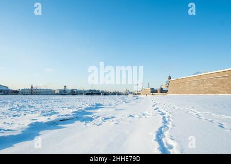 St. Petersburg, Russland - Dezember, 2021: Blick von der Peter-und-Paul-Festung auf die Newa im Winter. Stockfoto