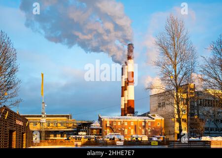 St. Petersburg, Russland - Dezember, 2021: Öffentliche Eislaufbahn im Sevkabel Port. Stockfoto