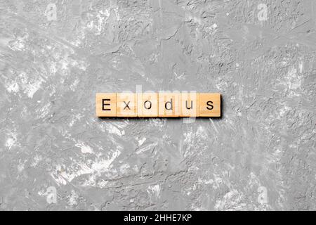 Exodus Wort auf Holz Block geschrieben. Exodus text auf Tisch, Konzept. Stockfoto