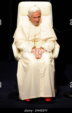 Freiburg, Deutschland. 24th Januar 2022. Papst Benedikt XVI. Gibt falsche Aussagen in Missbrauchsberichten zu. Archivfoto; Papst Benedikt XVI. Sitzt auf seinem Stuhl und hört die Musik, Ansprache von Papst Benedikt XVI. Im Konzerthaus, Besuch von Papst Benedikt XVI. In Deutschland vom 22.-25. September 2011, Freiburg, 25. September 2011. Kredit: dpa/Alamy Live Nachrichten Stockfoto