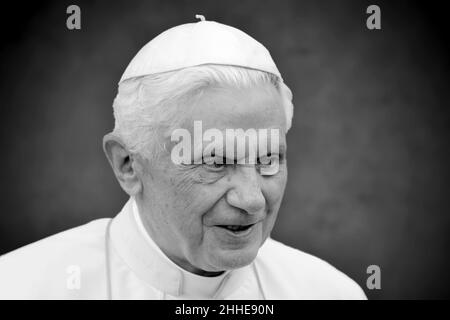 Berlin, Deutschland. 24th Januar 2022. Papst Benedikt XVI. Gibt falsche Aussagen in Missbrauchsberichten zu. Archivfoto; FOTOMONTAGE:Papst Benedikt XVI.. Archivfoto: Papst Benedikt XVI., Porträt, Porträt, Besuch von Papst Benedikt XVI. In Deutschland vom 22. Bis 25. September 2011, Berlin, 22. September 2011. Kredit: dpa/Alamy Live Nachrichten Stockfoto