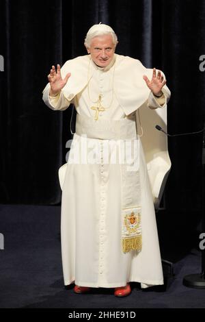 Freiburg, Deutschland. 24th Januar 2022. Papst Benedikt XVI. Gibt falsche Aussagen in Missbrauchsberichten zu. Archivfoto; Rede von Papst Benedikt XVI. Im Konzerthaus, Besuch von Papst Benedikt XVI. In Deutschland vom 22.-25. September 2011, Freiburg, 25. September 2011. Kredit: dpa/Alamy Live Nachrichten Stockfoto