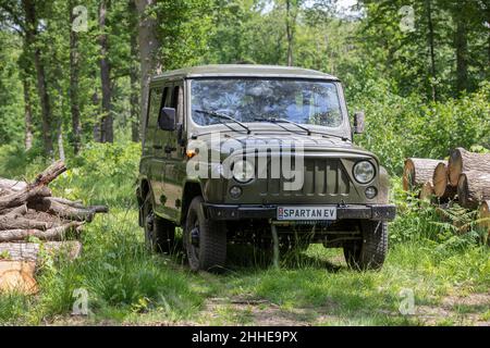 Russischer 4x4 MWM Spartan EV auf einer Probefahrt in Collyweston Great Wood, England, Großbritannien Stockfoto