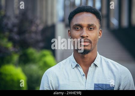 Porträt eines jungen, ernsten afroamerikanischen Mannes, der ernsthaft auf die Kamera schaut Stockfoto