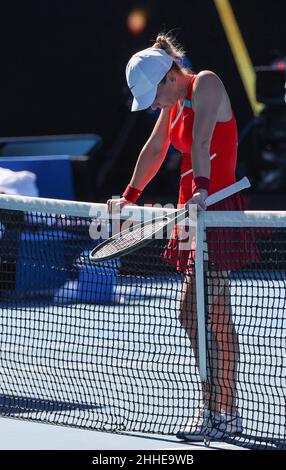 Melbourne, Australien. 24th Januar 2022. Simona Halep aus Rumänien reagiert nach dem 4th-Runden-Match der Frauen gegen Alize Cornet aus Frankreich bei den Australian Open 2022 in Melbourne, Australien, am 24. Januar 2022. Quelle: Bai Xuefei/Xinhua/Alamy Live News Stockfoto