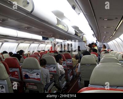 Im Inneren von boeing und Japanern und ausländischen Reisenden besuchen Passagiere, die aus dem Flugzeug für eine Reise aussteigen, die Hauptstadt Osaka im Kansai International Stockfoto