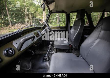 Russischer 4x4 MWM Spartan EV auf einer Probefahrt in Collyweston Great Wood, England, Großbritannien Stockfoto