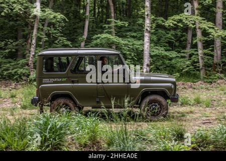 Russischer 4x4 MWM Spartan EV auf einer Probefahrt in Collyweston Great Wood, England, Großbritannien Stockfoto