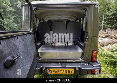 Russischer 4x4 MWM Spartan EV auf einer Probefahrt in Collyweston Great Wood, England, Großbritannien Stockfoto