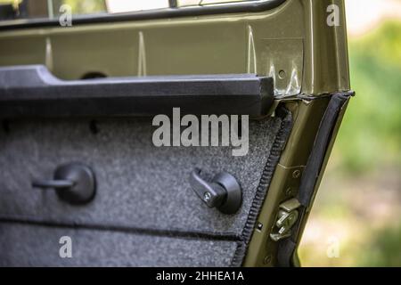 Russischer 4x4 MWM Spartan EV auf einer Probefahrt in Collyweston Great Wood, England, Großbritannien Stockfoto