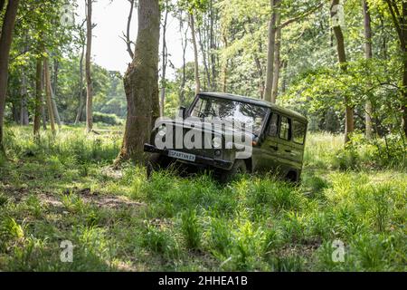 Russischer 4x4 MWM Spartan EV auf einer Probefahrt in Collyweston Great Wood, England, Großbritannien Stockfoto