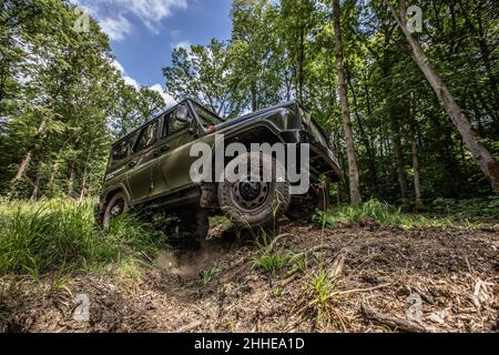 Russischer 4x4 MWM Spartan EV auf einer Probefahrt in Collyweston Great Wood, England, Großbritannien Stockfoto