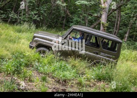 Russischer 4x4 MWM Spartan EV auf einer Probefahrt in Collyweston Great Wood, England, Großbritannien Stockfoto