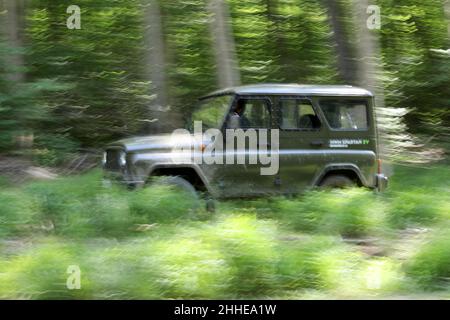 Russischer 4x4 MWM Spartan EV auf einer Probefahrt in Collyweston Great Wood, England, Großbritannien Stockfoto