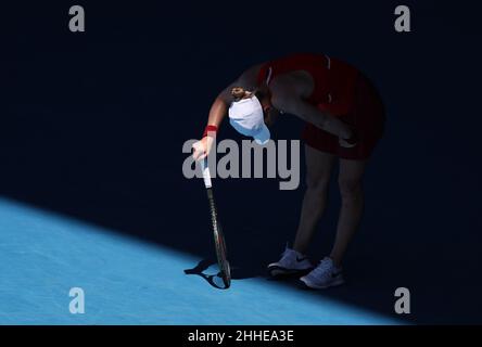 Melbourne, Australien. 24th Januar 2022. Simona Halep aus Rumänien reagiert während des 4th-Runden-Spiels der Frauen gegen Alize Cornet aus Frankreich bei den Australian Open 2022 in Melbourne, Australien, am 24. Januar 2022. Quelle: Bai Xuefei/Xinhua/Alamy Live News Stockfoto