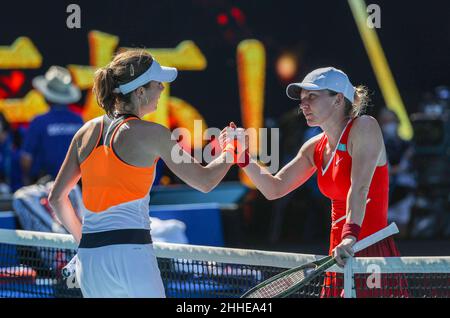 Melbourne, Australien. 24th Januar 2022. Alize Cornet (L) aus Frankreich begrüßt die Rumänin Simona Halep nach dem 4th-Runden-Match ihrer Frauen bei den Australian Open 2022 in Melbourne, Australien, am 24. Januar 2022. Quelle: Bai Xuefei/Xinhua/Alamy Live News Stockfoto