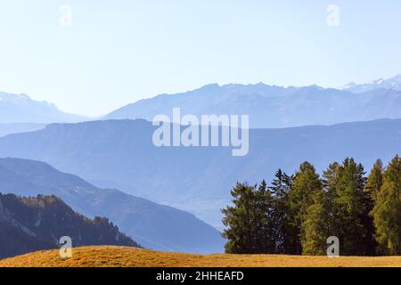 Bergketten der Seiser Alm im Morgennebel. Trentino-Südtirol, Südtirol, Italien. Stockfoto