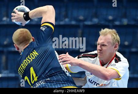 Bratislava, Slowakei. 23rd Januar 2022. Handball: Europameisterschaft, Deutschland - Schweden, Hauptrunde, Gruppe 2, Matchday 3. Der deutsche Patrick Wiencek (r) im Einsatz mit dem schwedischen Jim Gottfridsson. Am 24. Januar 2022 hatte der DHB zwei weitere positive Corona-Fälle bekannt gegeben, darunter Wiencek. Quelle: Marijan Murat/dpa/Alamy Live News Stockfoto