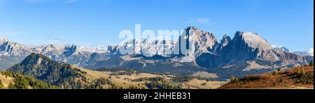 Schöne Aussicht auf die Langkofelgruppe und die erkennbaren Langkofel- und Sassopiatto-Berge Stockfoto