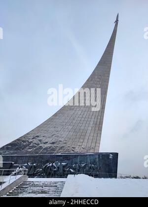 20. Dezember 2021. Moskau. Russland: Denkmal für die Eroberer des Weltraums am VDNH. Winter und verschneite Moskau. Museum der Kosmonauten Stockfoto