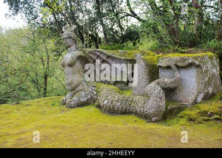 La Furia ist eine Frau mit einem Drachenschwanz und Flügeln im berühmten Monsterpark in Bomarzo Stockfoto