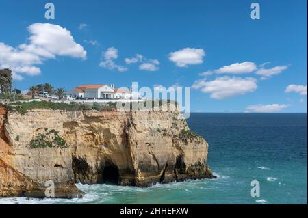 Felsküste mit der Kapelle Nossa Senhora da Encarnacao, Carvoeiro, Algarve, Portugal, Europa Stockfoto