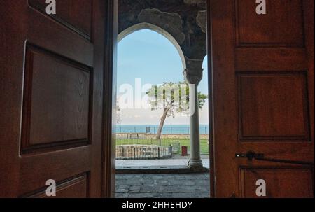 Schwarzes Meeresfoto von der hagia sophia Moschee in trabzon. Der lokale Name des Meeres ist karadeniz und die Moschee ist ayasofya trabzon. Stockfoto
