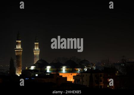 Nachtfoto, große Moschee in Bursa, lokaler Name ist ulu Cami, Nacht und Beleuchtung der großen Moschee. Stockfoto