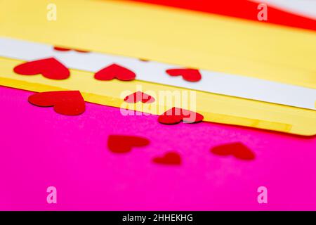 Rote kleine Herzen aus Umschlag isoliert auf rosa Hintergrund mit Kopierraum, liebenswürdiger Konzept, close-up Stockfoto