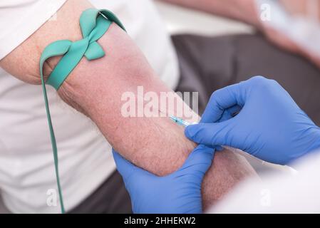 Injektion eines Katheters in den Arm eines Patienten Stockfoto