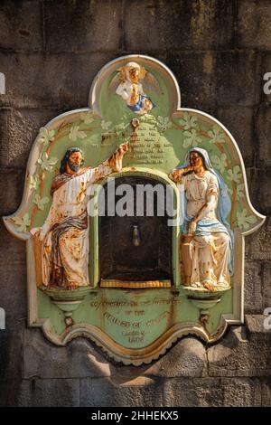 Großbritannien, Wales, Merthyr Tydfil, High Street, St. Davids Pfarrkirche, 1863 bemalter gusseiserner Trinkbrunnen zur Erinnerung an die Hochzeit des Prinzen von Wales Stockfoto